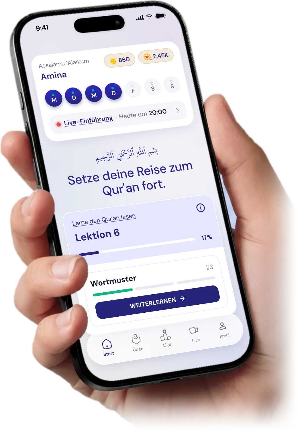 Hand hält ein Smartphone mit der German Method App: Startbildschirm „Setze deine Reise zum Qur’an fort“ mit Lektion 6